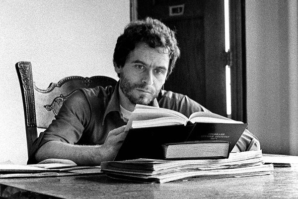 Ted Bundy prépare sa défense